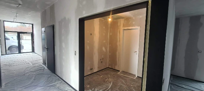 Rénovation de couloir en cours, cloisons et plafonnage – réalisation Upgrade Home