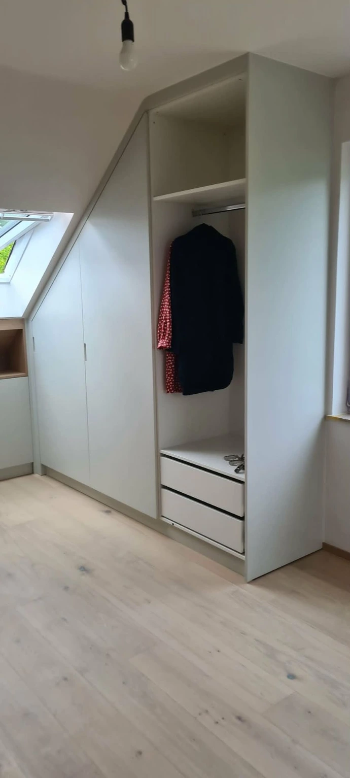Dressing sur mesure sous pente avec Velux, aménagement de combles – réalisation Upgrade Home