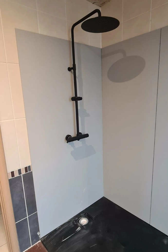 Douche à l'italienne avec colonne noire, rénovation salle de bain – réalisation Upgrade Home