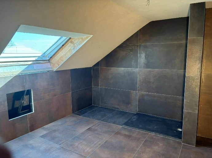 Salle de bain carrelage cuivré avec Velux – réalisation Upgrade Home
