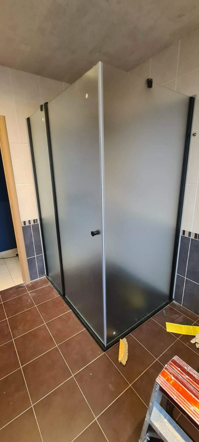 Paroi de douche vitrée sur mesure – réalisation Upgrade Home