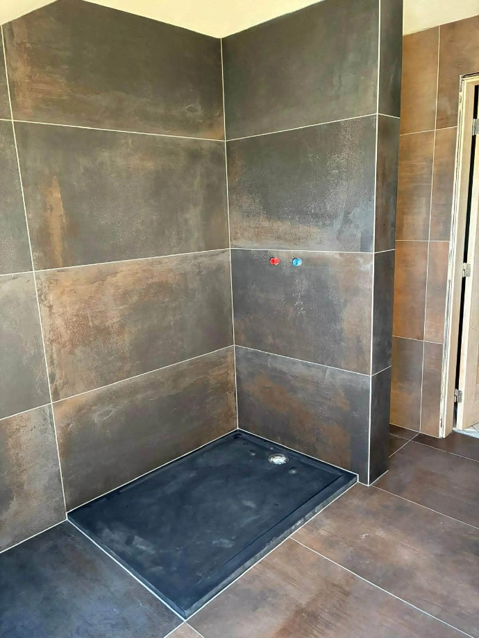 Carrelage cuivré de douche, carrelage et faïence – réalisation Upgrade Home